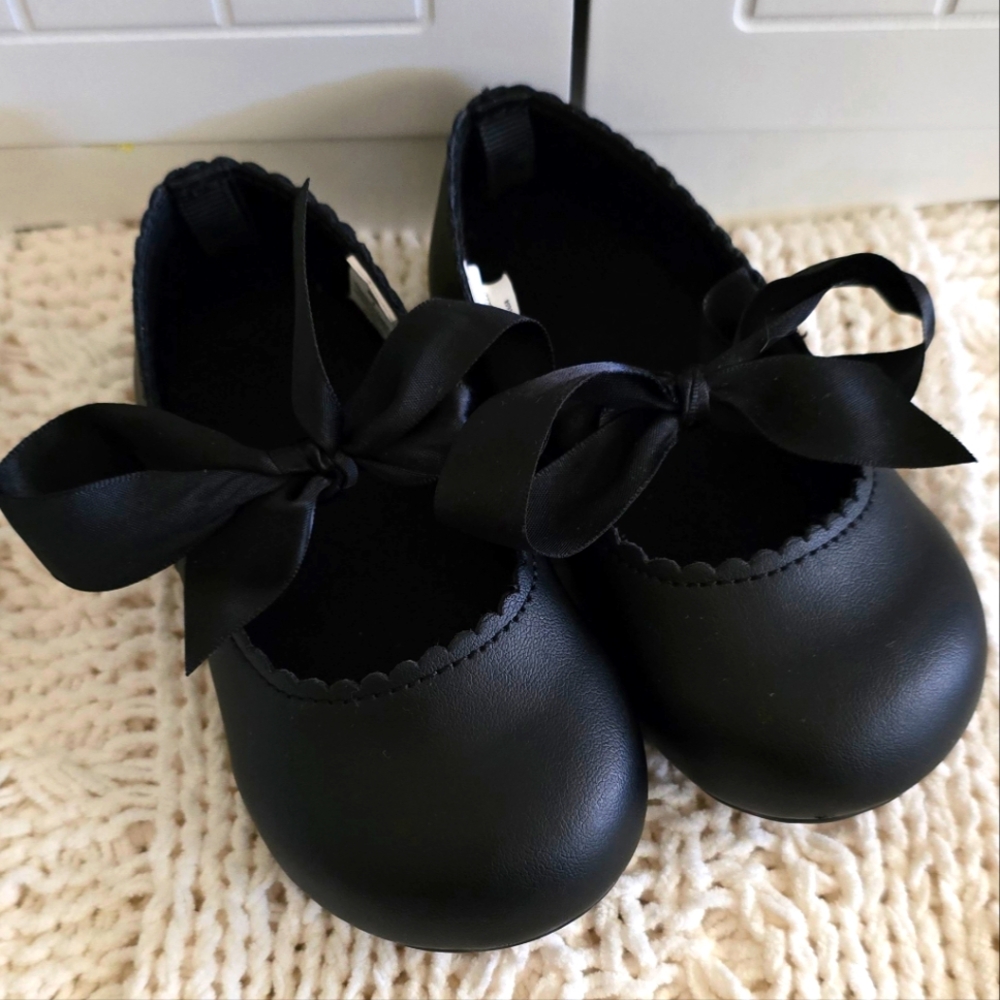First Impressions Scalloped Bow Shoes